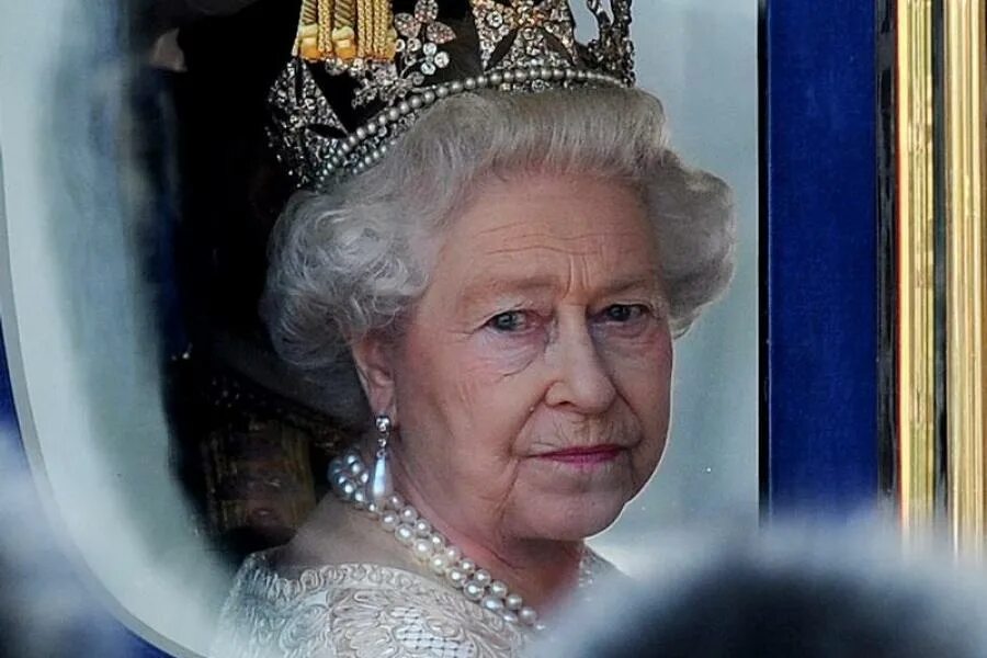 Портрет елизаветы 2 английской королевы. Queen london. Queen london. Бирманская тиара елизаветы 2. Queen london.