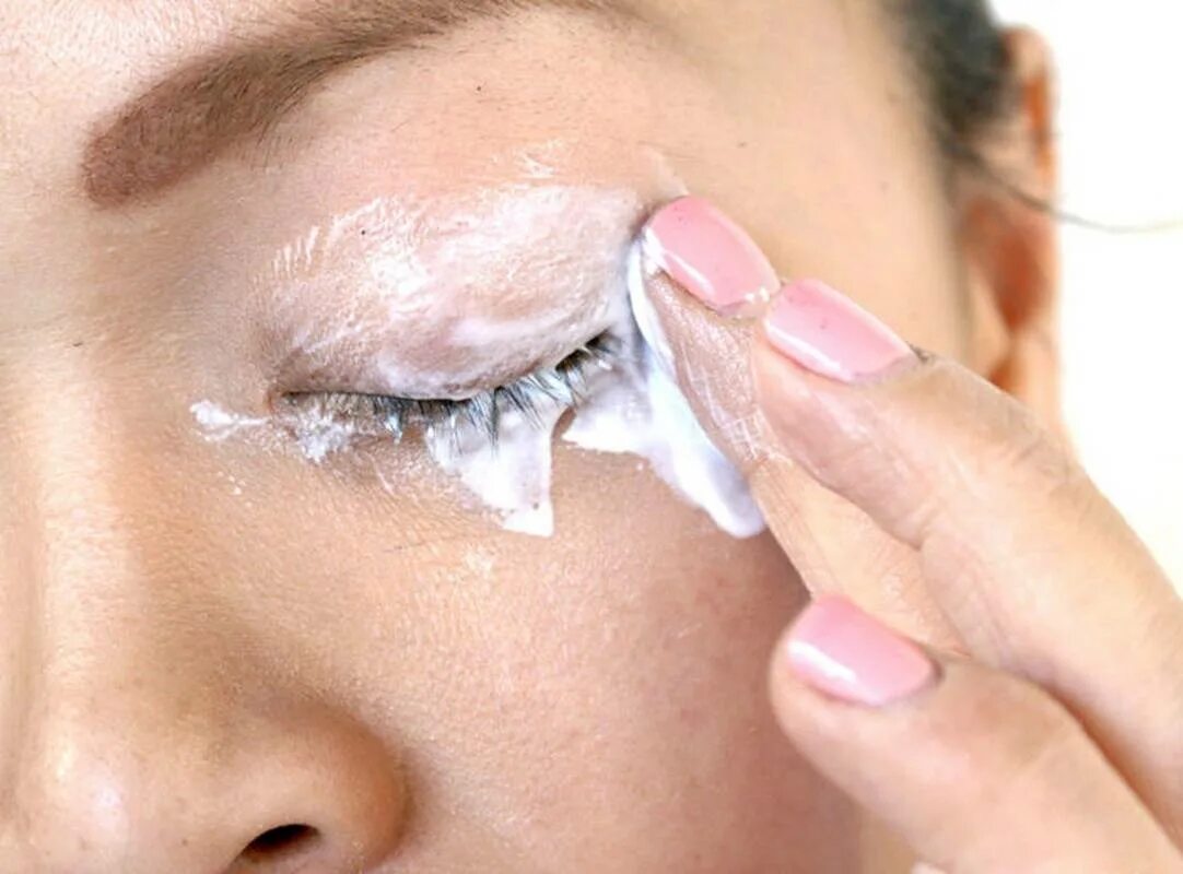 Тетрациклиновая мазь глазная мазь. Нанесение крема под глаза. Мазать глаз. Халязион халязион халязион. Флоксал глазные капли от ячменя.