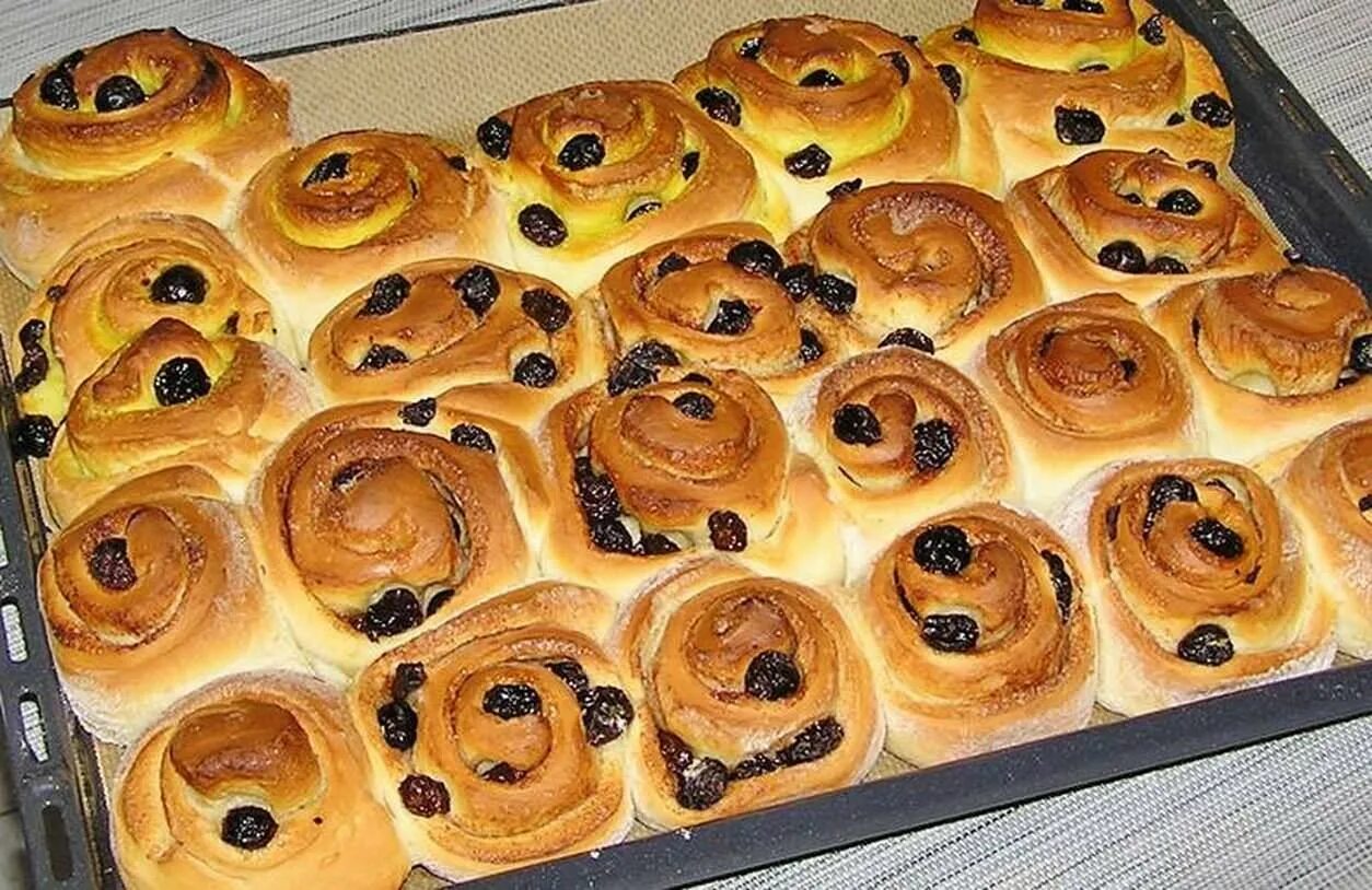 Булочки с изюмом из дрожжевого сдобного теста