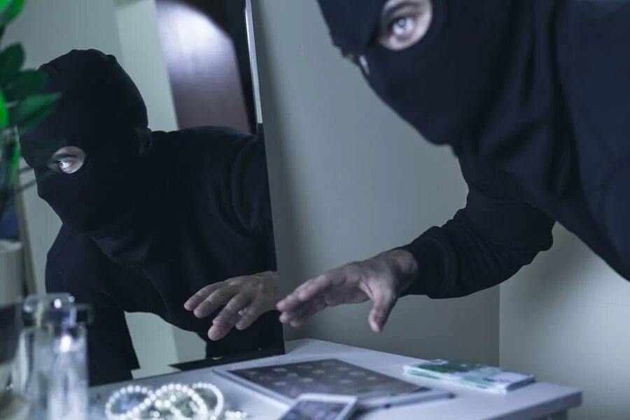 Девушка дома грабители. Женщина вор. Девушки в черных балаклавах. Женщина грабитель. Девушка ограбление.