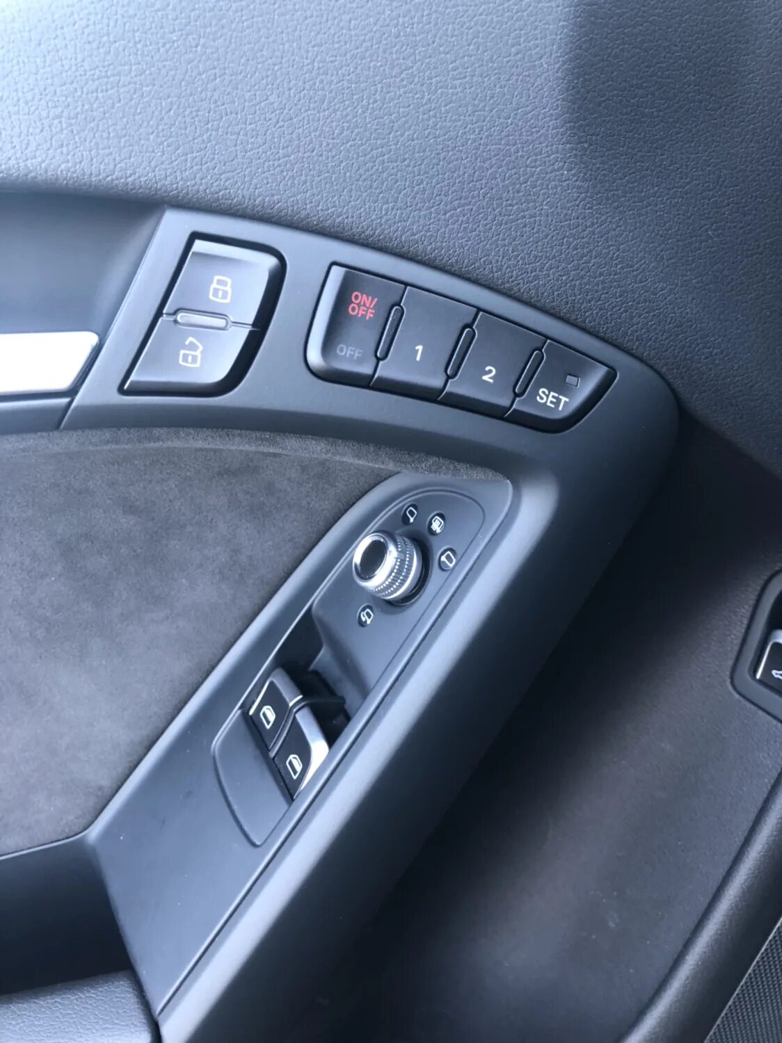 Память сидений Audi a5 Sportback. Ауди q5 2009 кнопка бензобака. Ауди с4 кнопка подогрева сидений. Кнопки памяти сидений q5.
