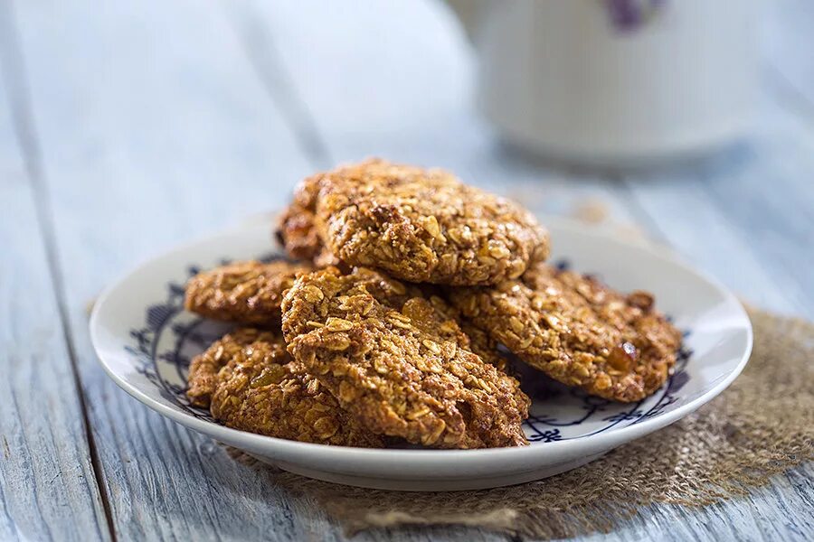 Постные печенья из овсяных. Овсяное печенье Геркулес. Постное печенье из овсяных хлопьев. Постное овсяное печенье из овсяных хлопьев. Постные овсяные печенья.