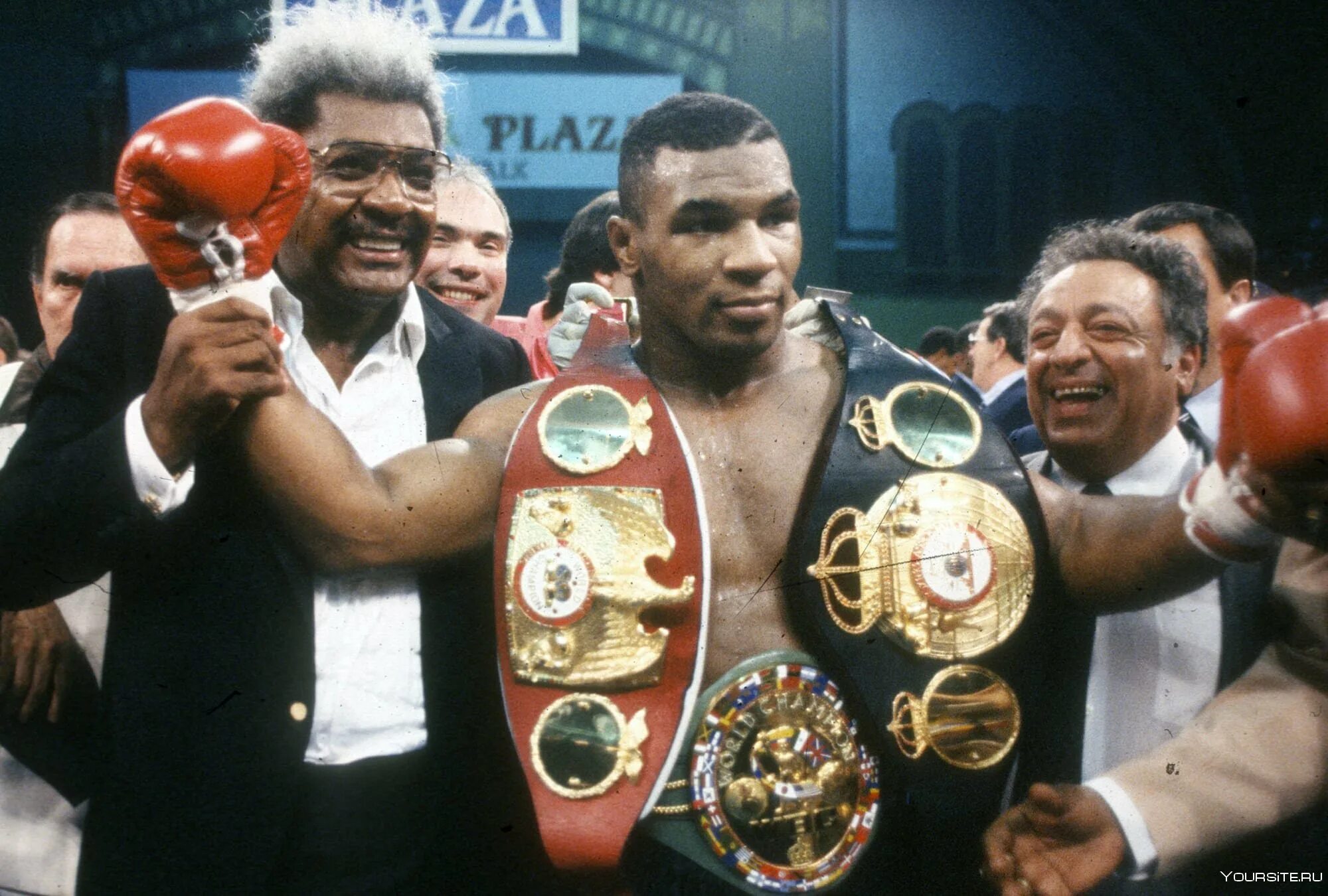 Тайсон с блогером. Тайсон 1986. Mike Tyson 1986. Тайсон Бербик. Майк Тайсон с чемпионскими поясами.