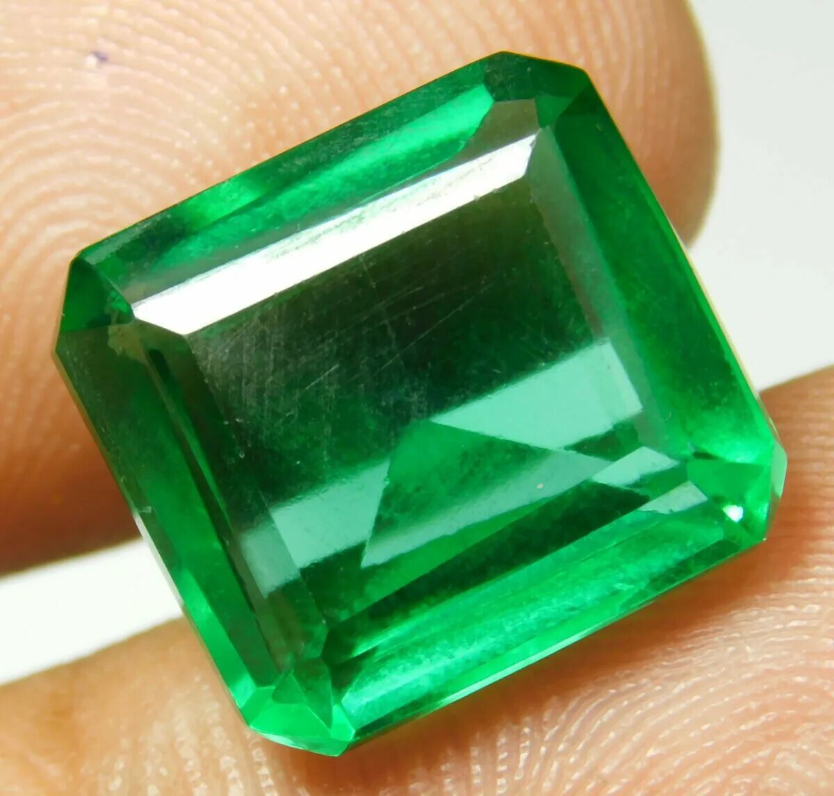 Уральские изумруды малышевское месторождение. Изумруд и гидротермальный изумруд. Деклассированный изумруд. Гидротермальный рубин. Деклассированный изумруд.