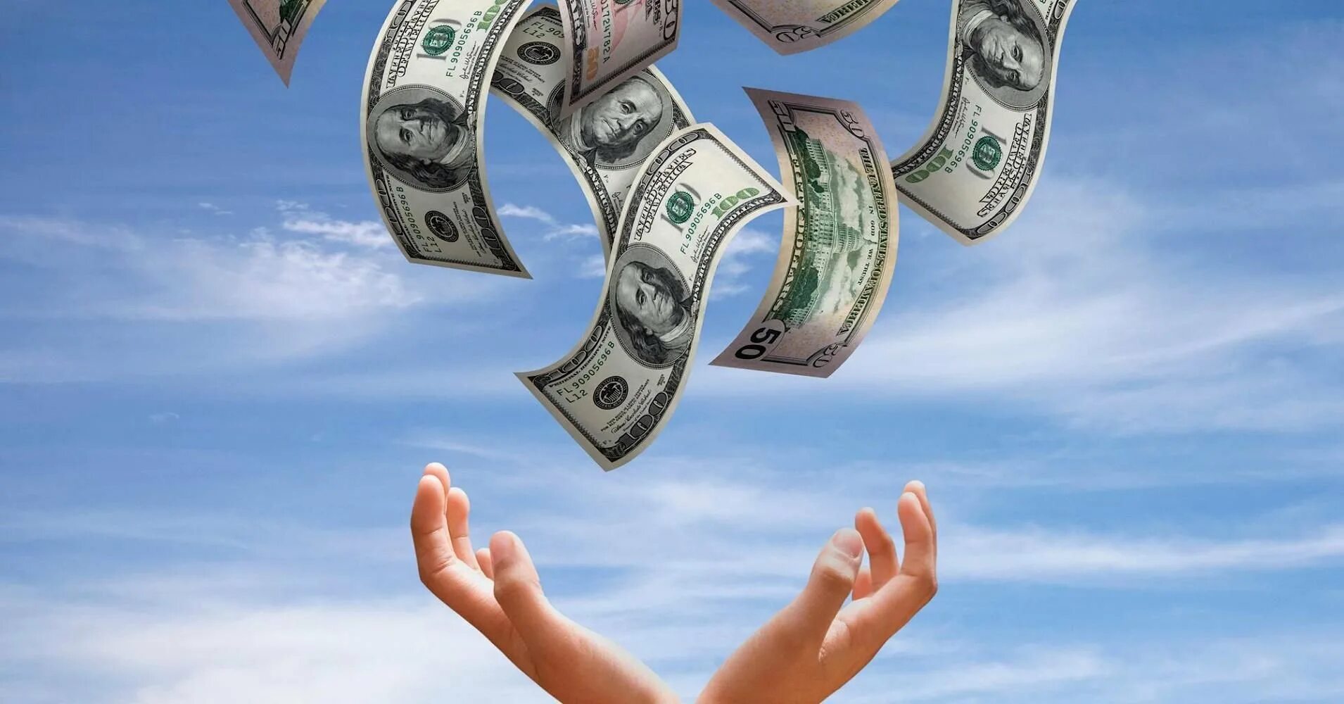 Куча денег. Кто придумал деньги. Картина для привлечения денег. Человек с деньгами. Деньги и изобилие.