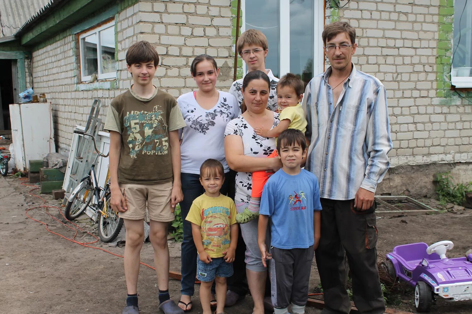 Многодетная семья а деревушке. Село Носакино Торбеевского района. Мордовия село Носакино. Семья в селе. Деревенская семья.