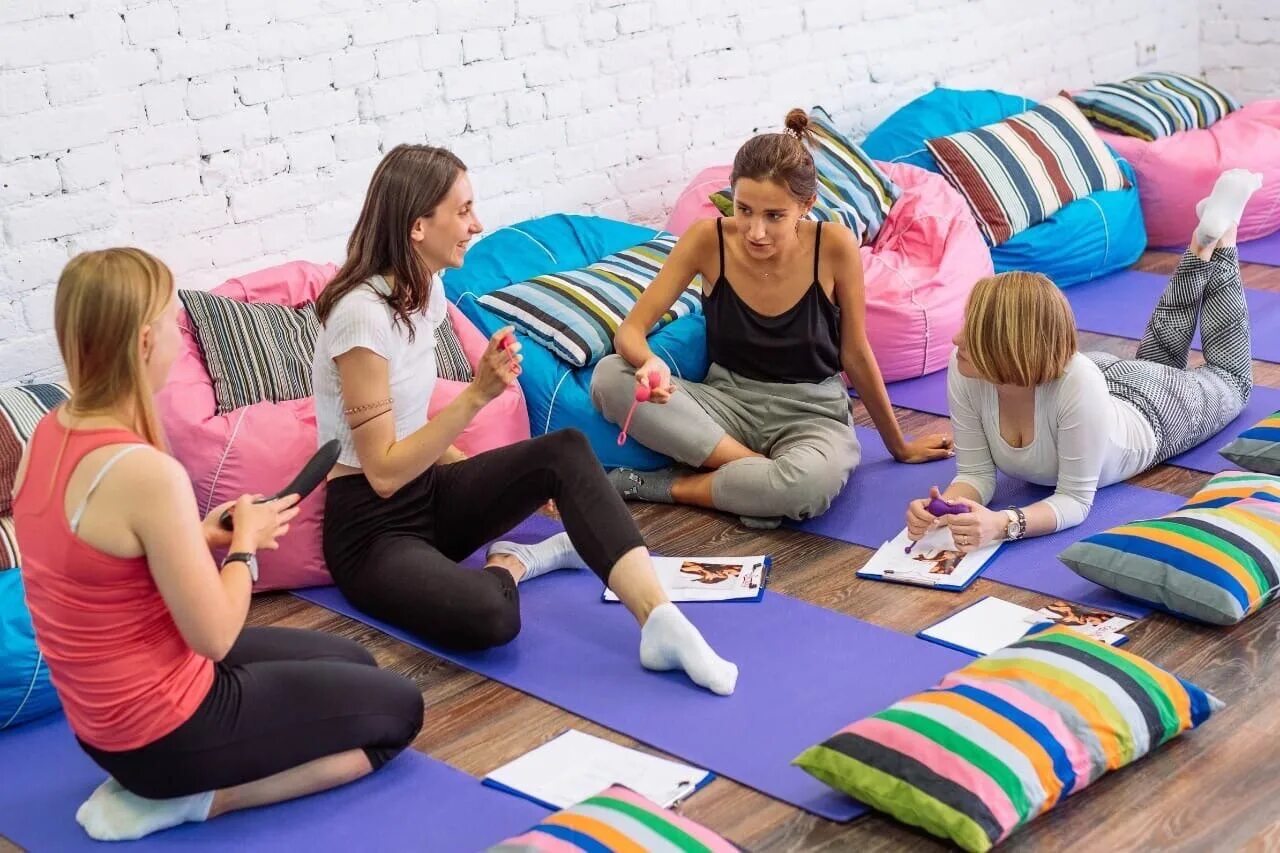 Фитнес женщины. Групповые занятия в спортзале. Занятия для девушек спб. Групповые занятия. Растяжка на академической спб.