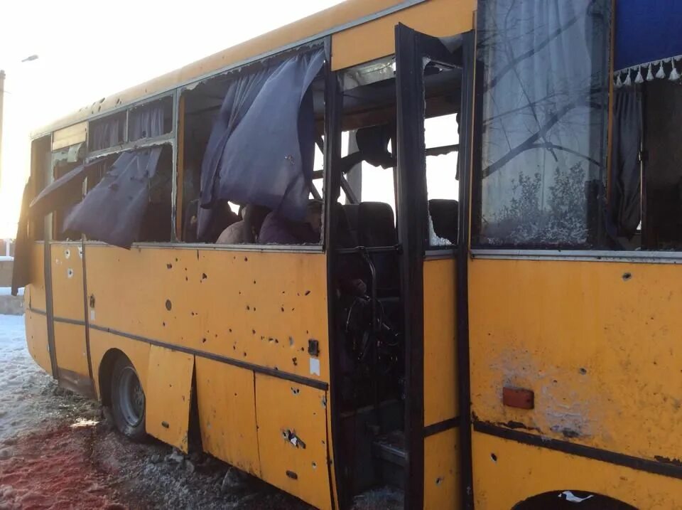 Обстрел автобуса в лисичанске. Обстрел автобуса под волновахой. разбомбленный автобусы мариуполь.
