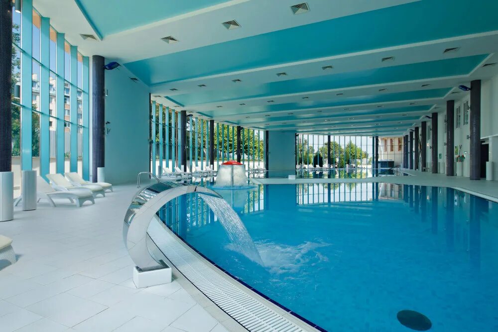 Омега сириус отель адлер бассейн. Сириус сочи бассейн. Бассейны с плавным заходом. Бассейн отель «hotel kämp» в хельсинки. Бассейн в гостинице.