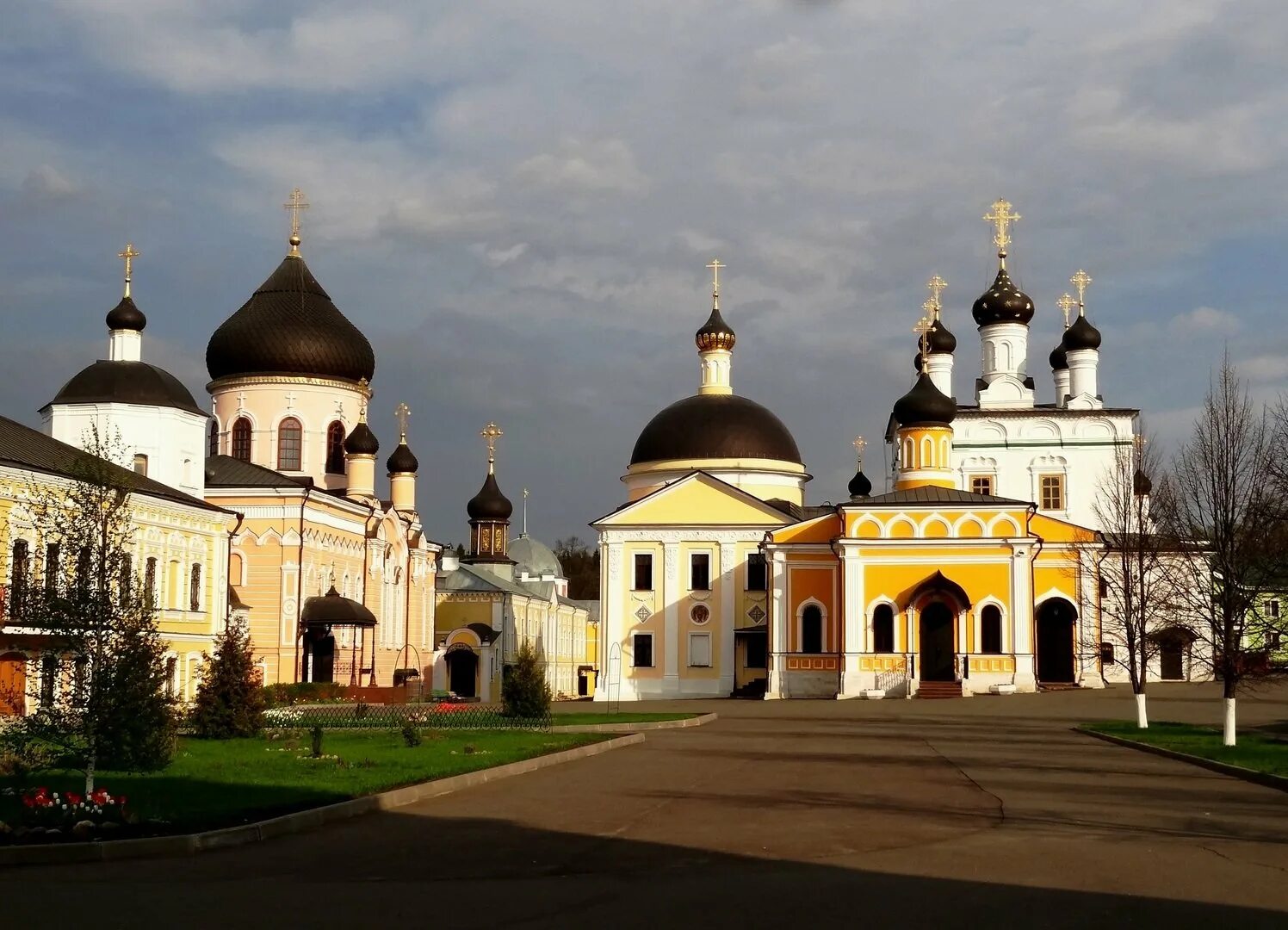 Подмосковный монастырь. Вознесенская Давидова пустынь. Знаменская Церковь (Вознесенская Давидова пустынь). Монастыри Подмосковья Подмосковье. Давидова пустынь живописно.