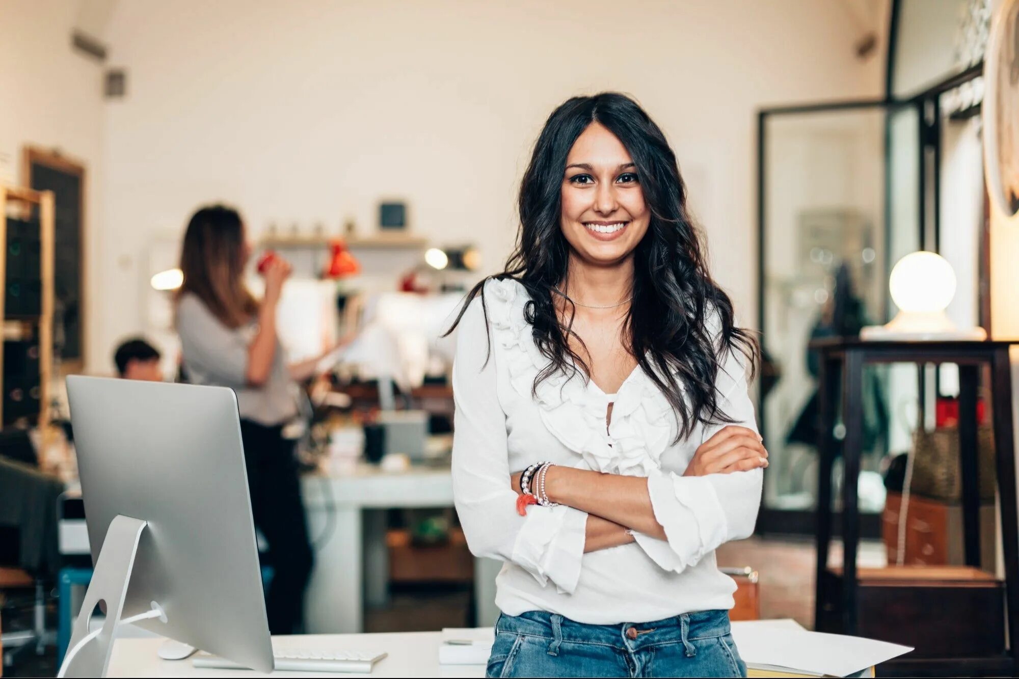 Бизнес женщина. Счастливая деловая женщина. Business woman standing stock photo. Hr менеджмент. Работа в интернете картинки.