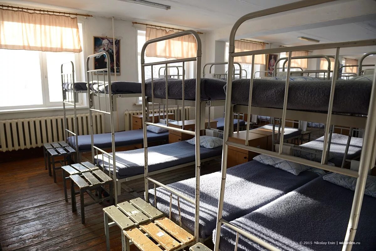 кровати в казарме. казарма срочников. казарма закрытый. кубрик в лагере. казарма закрытый.