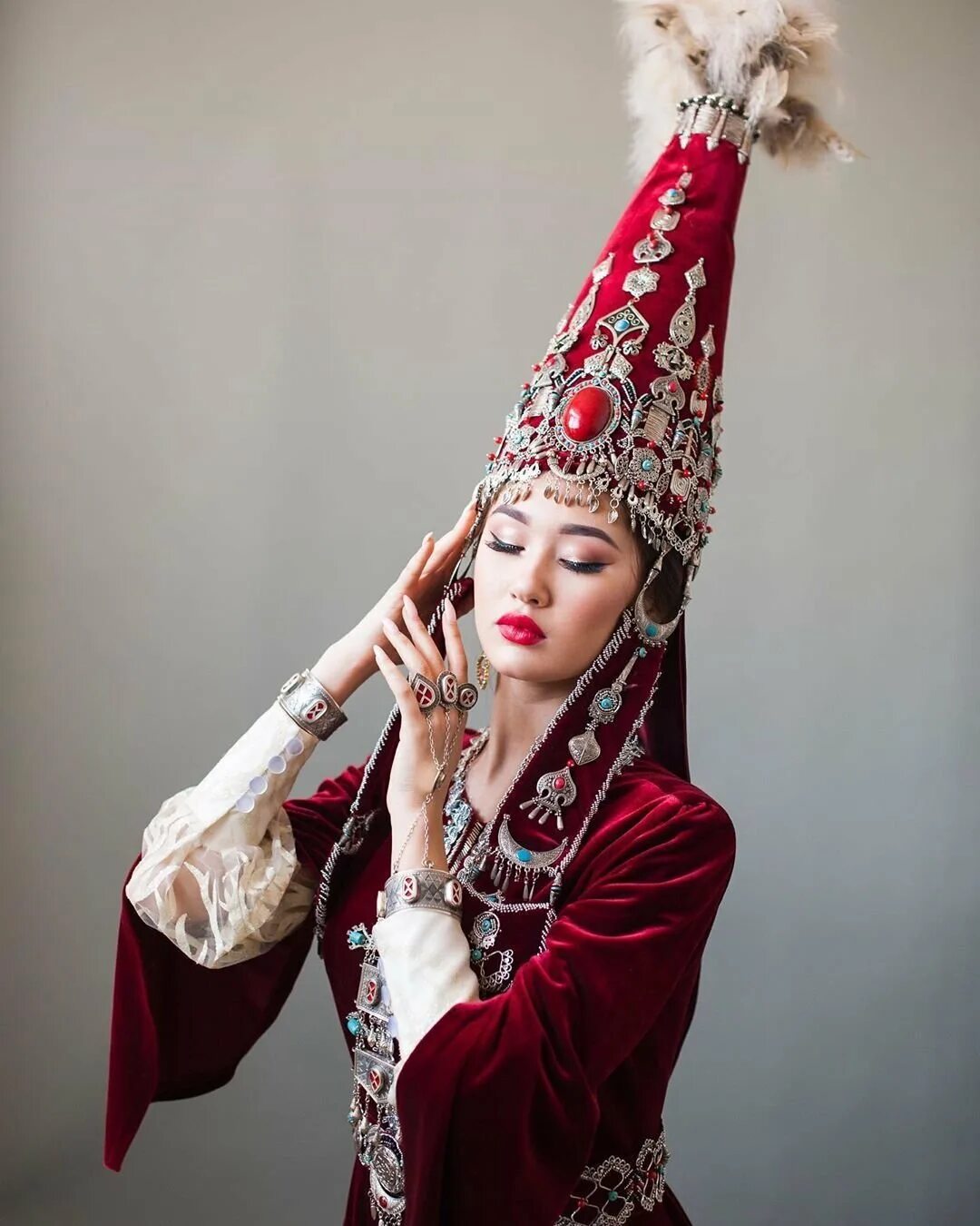 Kazakh traditional. Саукеле казахский. Казахская Национальная одежда саукеле. Головной убор саукеле Казахстан. Казахская невеста в саукеле.