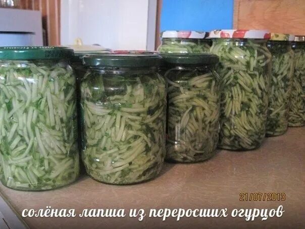 Рецепт вяленых огурцов на зиму. Огурцы соломкой на зиму. солянка на зиму с огурцами. вяленые переросших огурцов. огурцы в банке на солянку.
