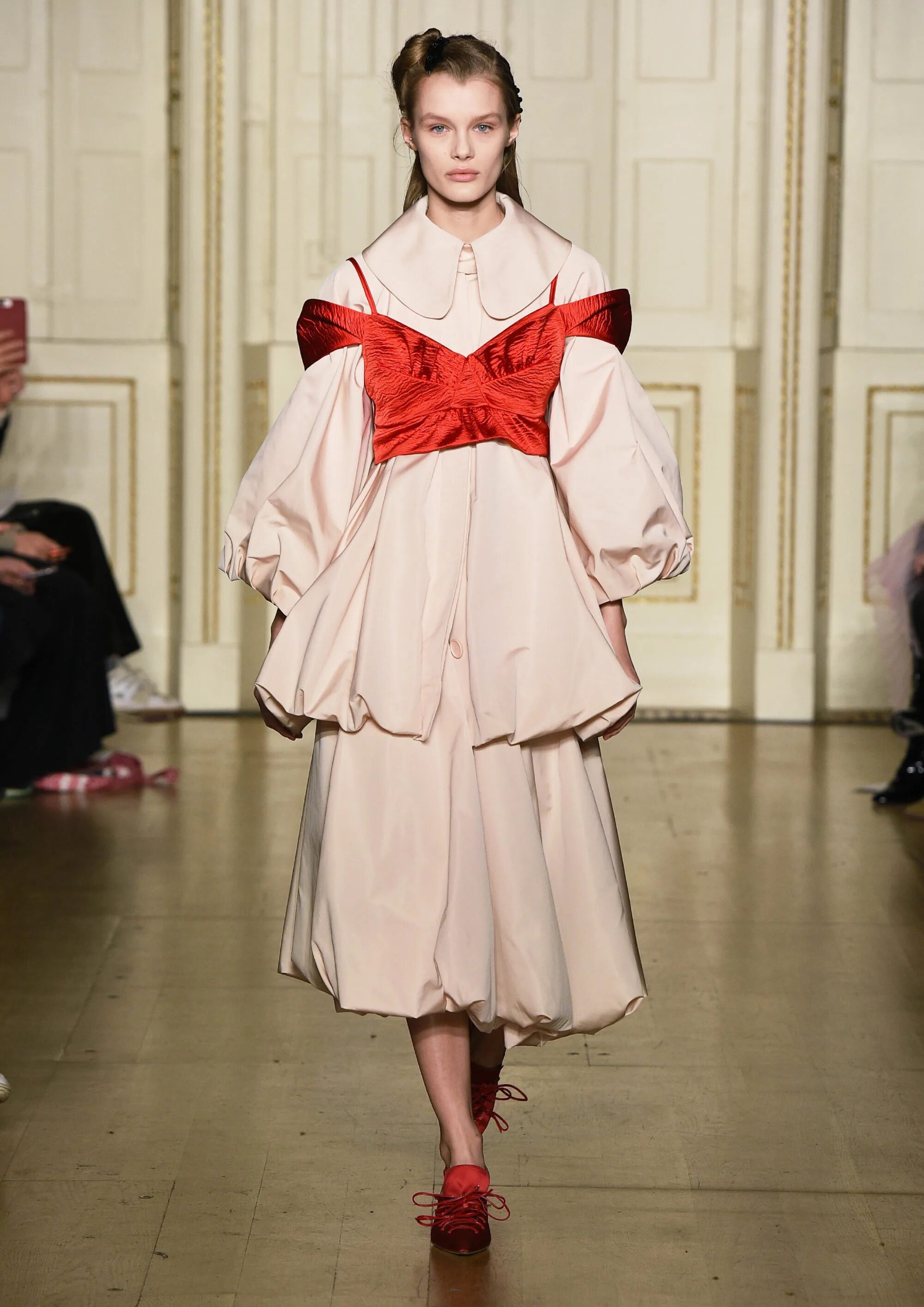 Симон Роша дизайнер. Simone Rocha Fall 2019. Simone Rocha показы. Симон Роша платья.