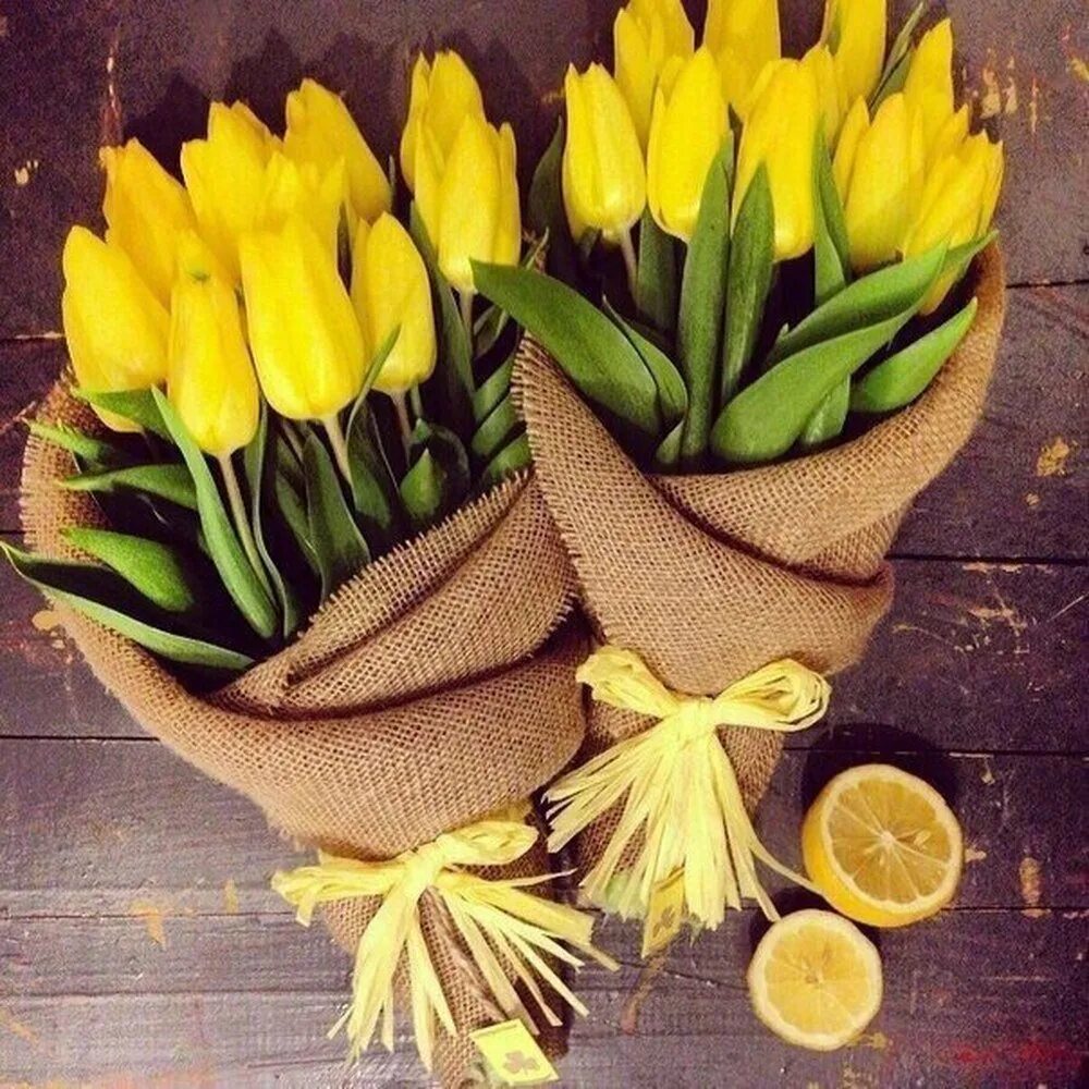 Тюльпаны стильные картинки. Букет желтых тюльпанов. Стильный букет тюльпанов. Стильные весенние букеты. Букеты из тюльпанов оригинальные.