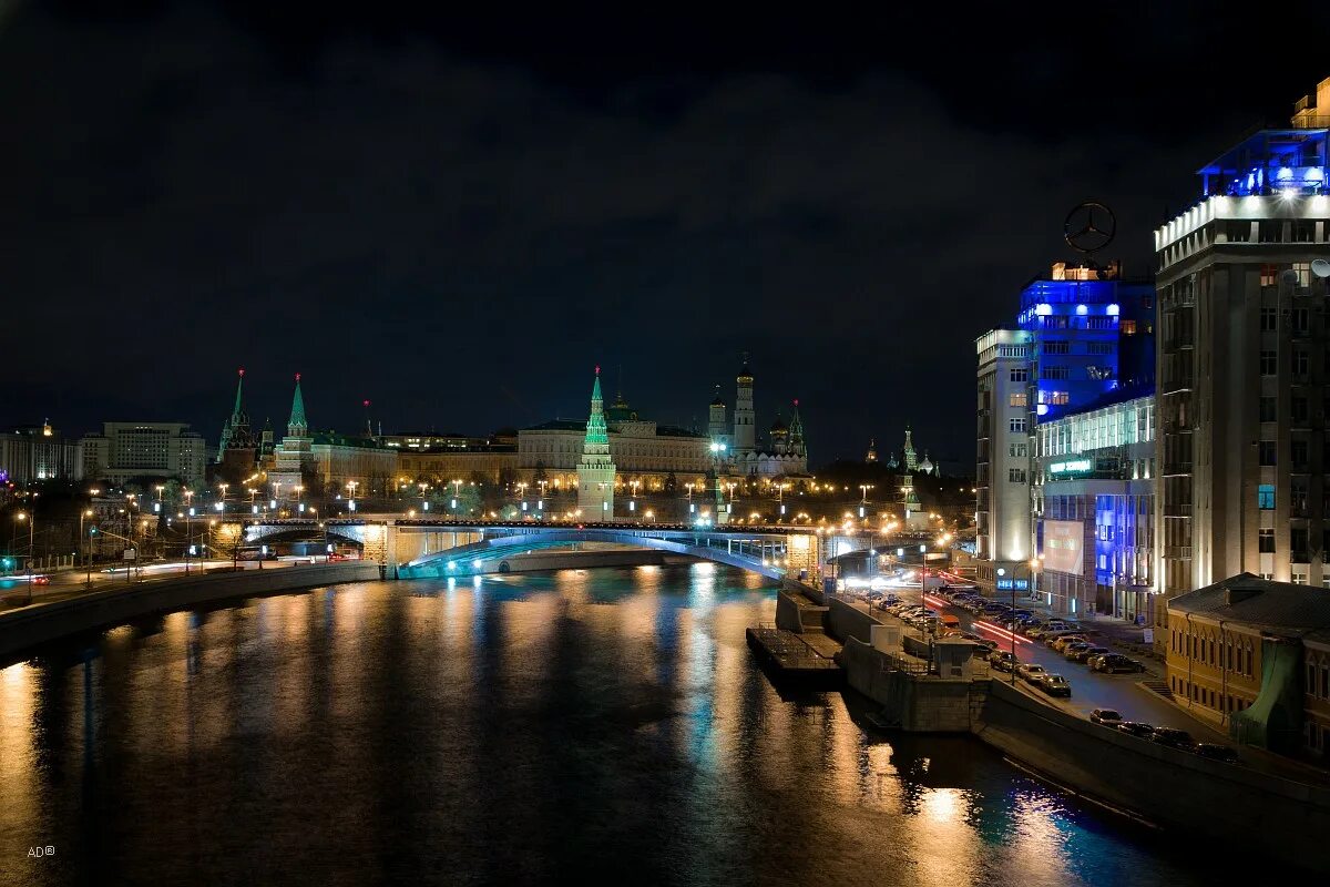 где в москве ночью. набережная москвы ночью. центр москвы. москва кремль ночью. красная площадь и москва река.