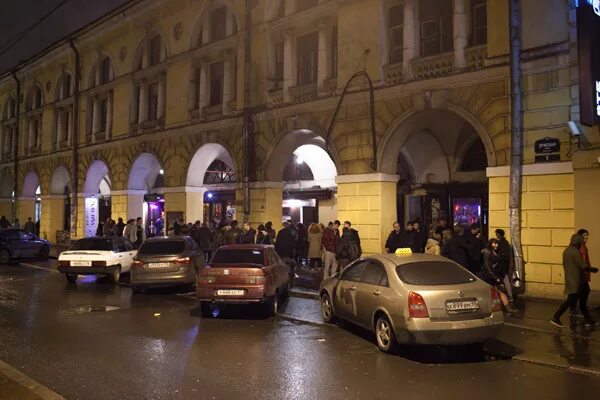 Думская цены. Думская улица Санкт-Петербург. Думская улица СПБ. Думская улица Санкт-Петербург бары. Думская улица Санкт-Петербург ночью.