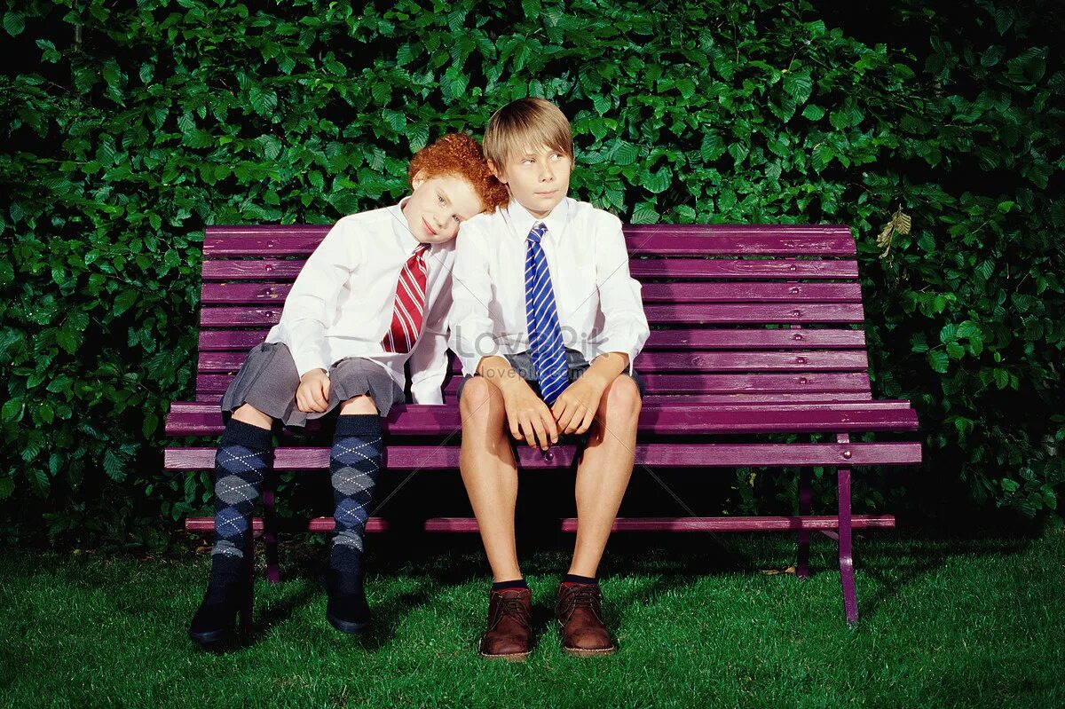 Мальчишки на лавочке. Двое парней на лавочке. Мальчик сидит на скамейке. Два парня сидят на скамейке.
