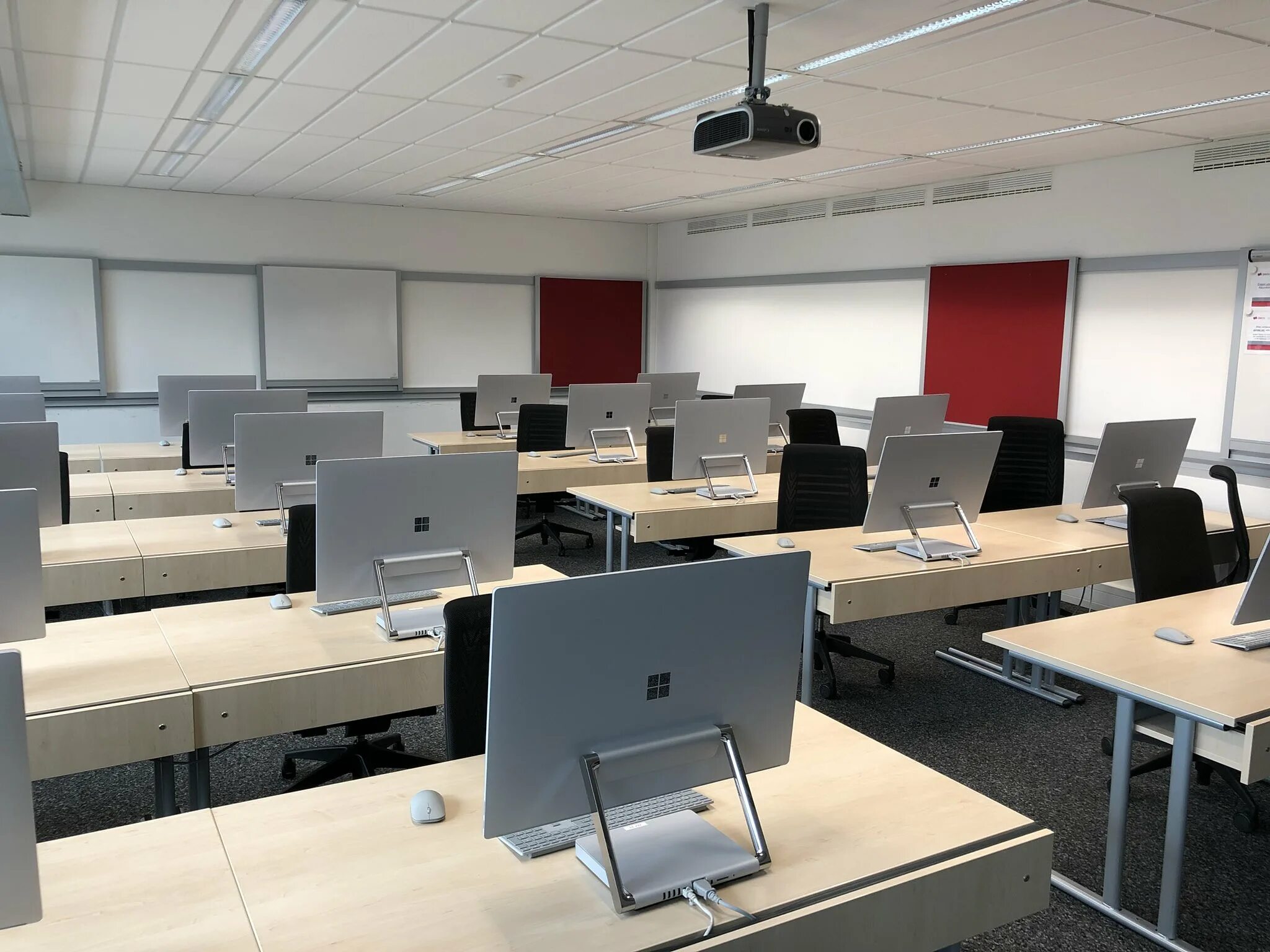 New computer modern. Мебель для университетов. лаборатория майкрософт. университет штутгарта. design computer class.