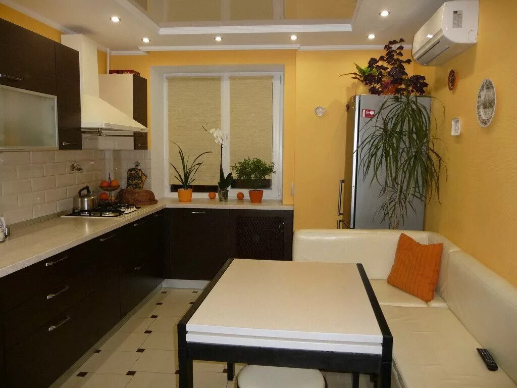 Дизайнерский интерьер кухни. Недорогой интерьер кухни. Красивые кухни в квартирах. Простая кухня в квартире. Кухня ремонт дизайн недорого.