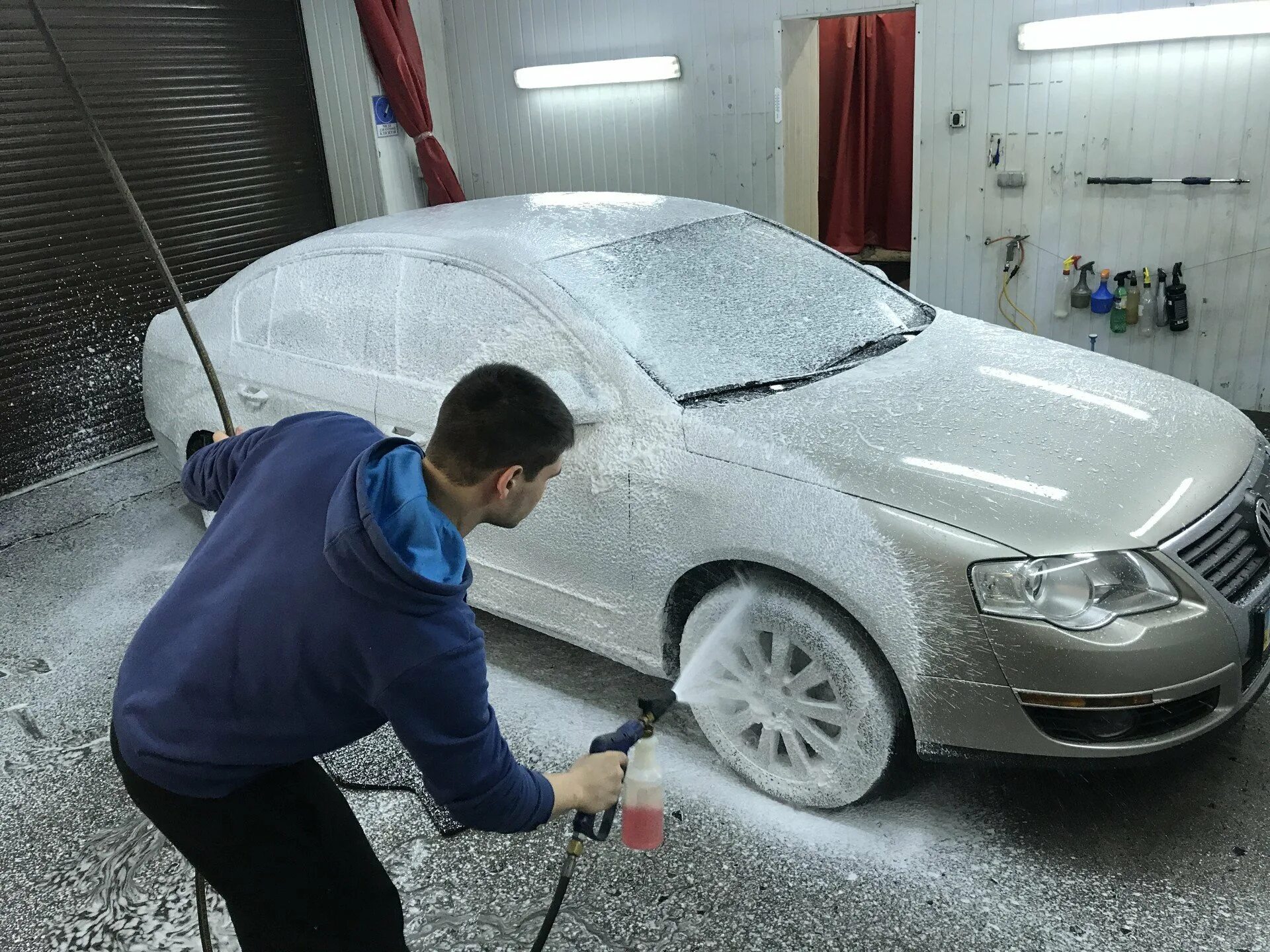 Мойка мошин ш бохтар ботуробод1 закас. Автомобили на автомойки. Мойка машины видео. Мойка автомобиля. Мойка мустанг.