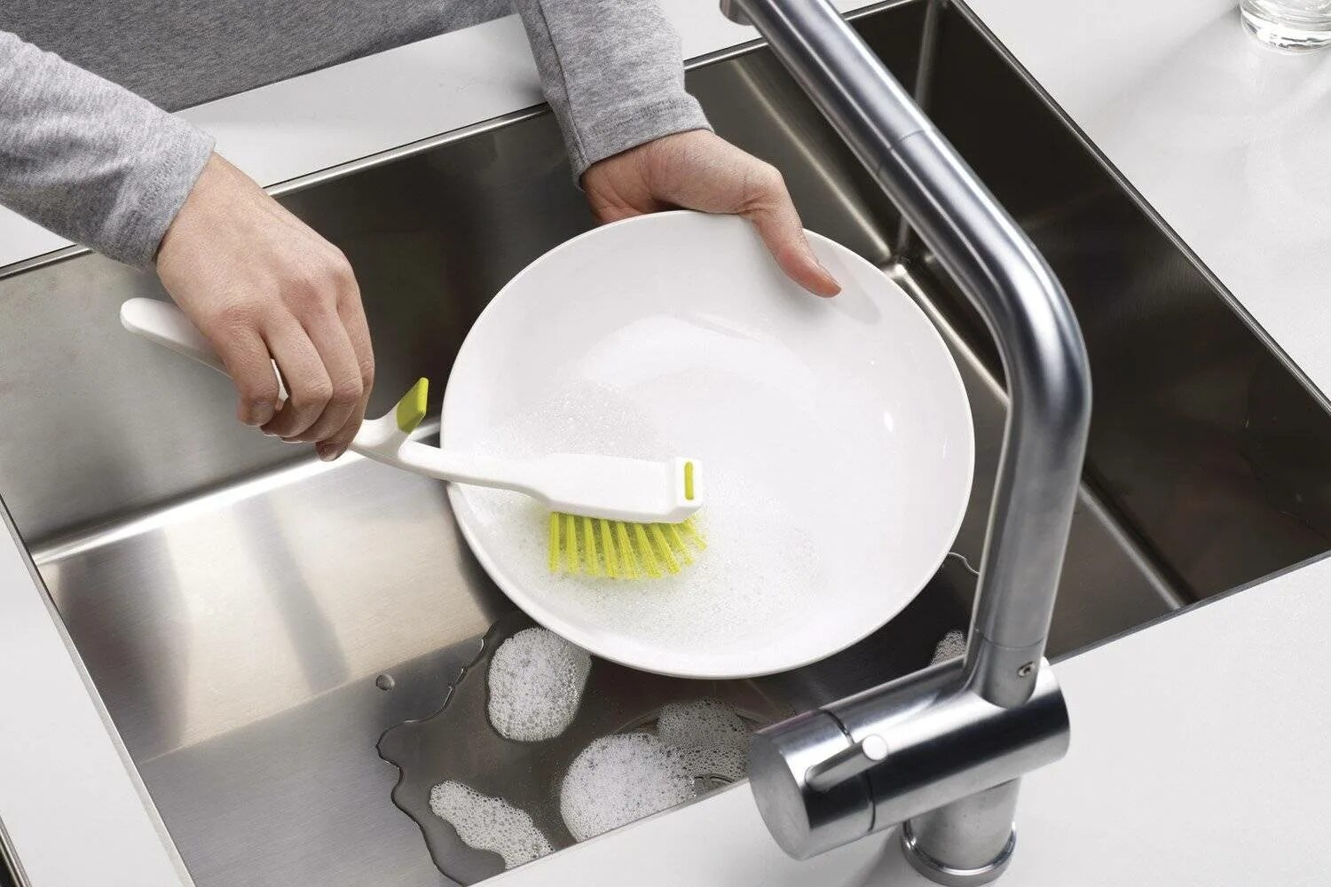 Чем отмыть пластиковую кухню. Щетка Joseph Joseph для мытья овощей. Мойка посуды. Ручная мойка посуды. Посуда в раковине.