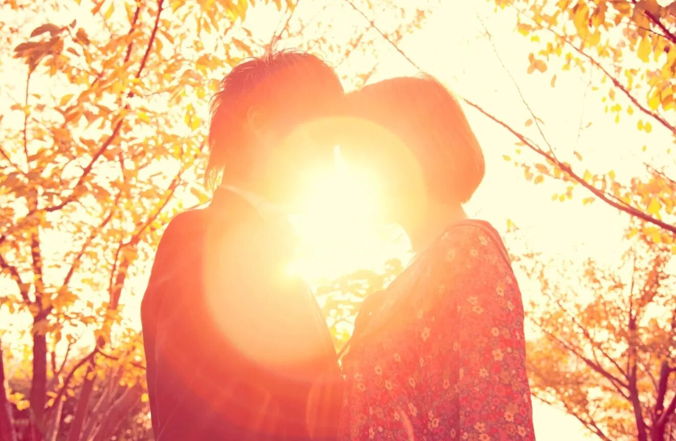 солнце девушка и парень. солнце в объятиях любви. солнце девушка и парень. влюбленные на рассвете. солнце в объятиях любви.