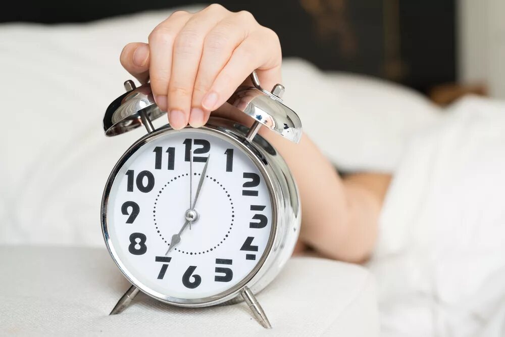 Здоровый образ жизни по часам. Соблюдение режима сна. Соблюдайте режим сна и бодрствования. Часы засыпания. Распорядок здорового сна.