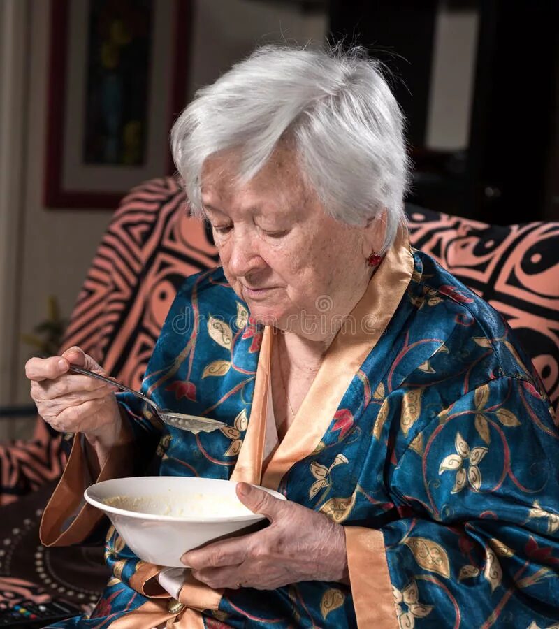 У старушки есть 7. Бабуля кушает. Старушка ест. Пожилой ест суп. Бабушка завтракает.
