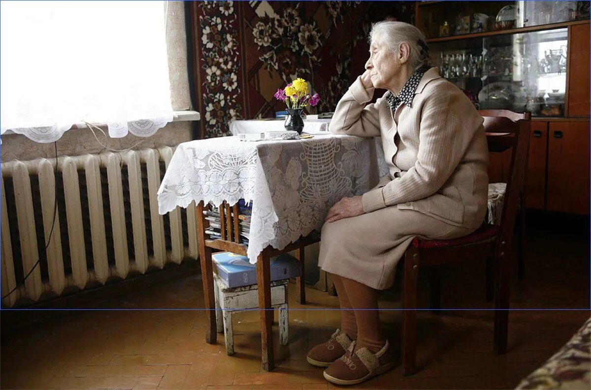 Одинокий старик. Одиночество пожилых людей. Одинокие старики. Квартира пенсионера. Как живут дед доме