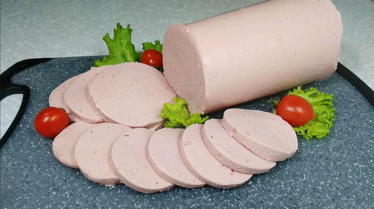 Вареная колбаса рецепт с фото. Домашняя куриная колбаса. домашняя гусиная колбаса. колбаса вареная куриная. колбаса горная вареная.