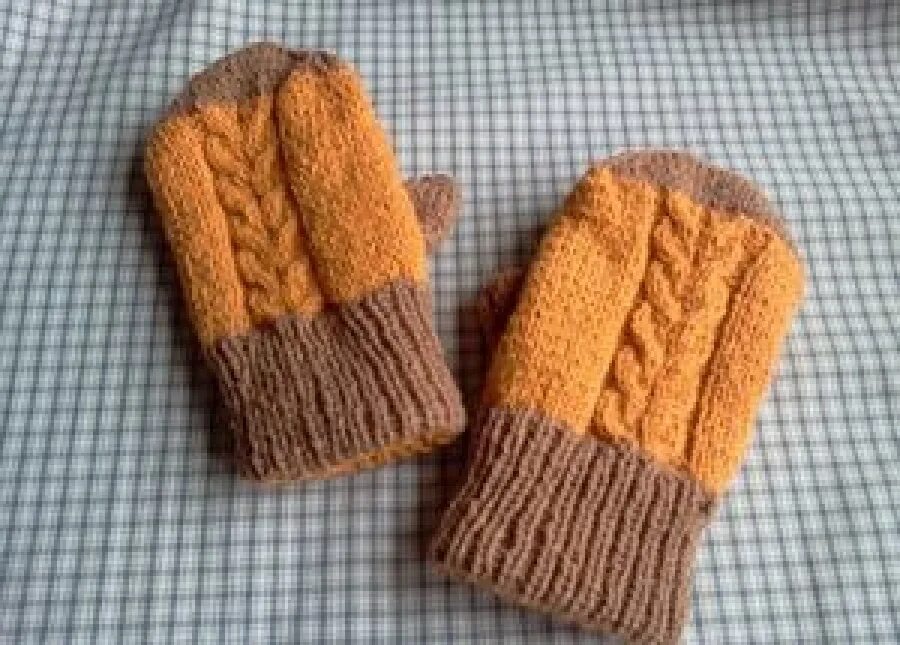 Вязаные варежки для детей. Детские рукавицы спицами. Варежки детские двумя спицами. Варежки со снегирями спицами. Рукавички на двух спицах.