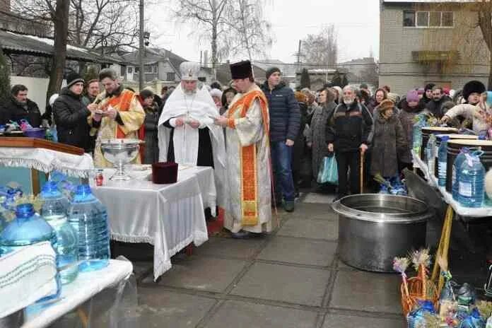 В какое время можно освятить. Когда можно набрать освященную воду в церкви Дзержинска. Фото освящение воды в Ровеньках Белгородской области. Электросталь когда можно освятить воду.
