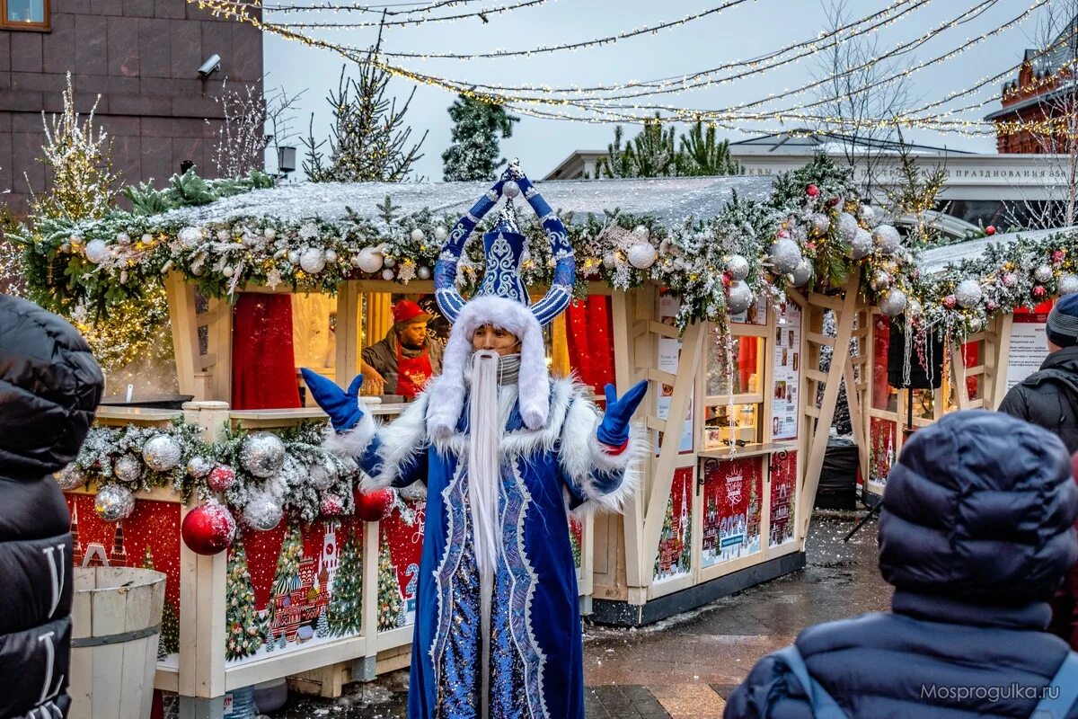 ярмарка на манежной площади 2023. фестиваль путешествие в рождество в москве ярмарка. путешествие в рождество 2024 до какого числа. елка на красной площади. фестиваль «путешествие в рождество» (москва) каток.