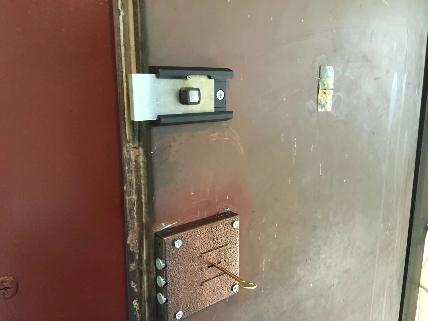 Врезка замка в пластиковую дверь. Монтаж врезного замка в металлическую дверь. Замок автомат для металлической входной двери врезной. Врезной замок abloy 2018. Замок на гаражную дверь внутренний.