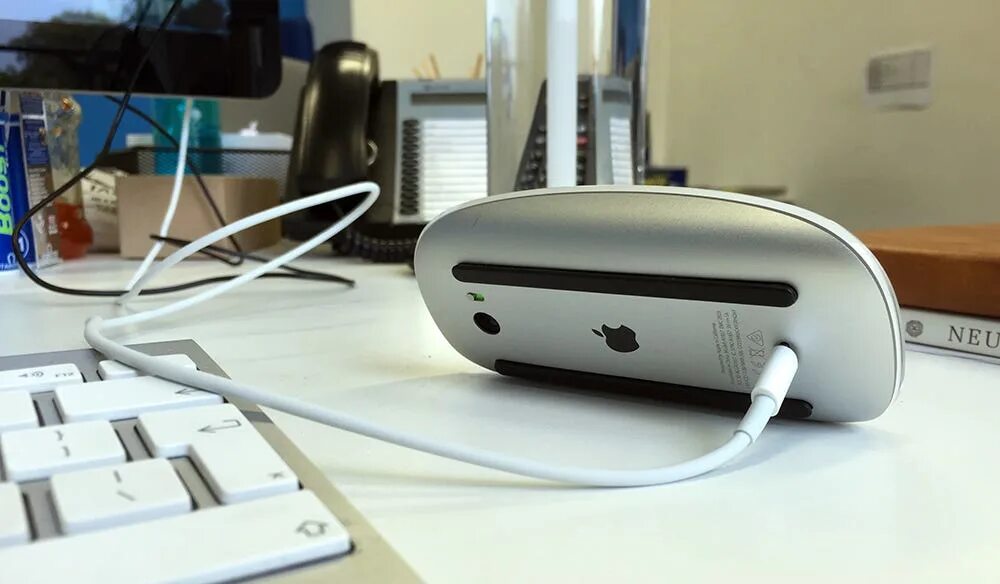 Как зарядить мышь. Мышь от эппл зарядка. однокнопочная мышь apple. старая мышка apple. кабель для мышки эпл.