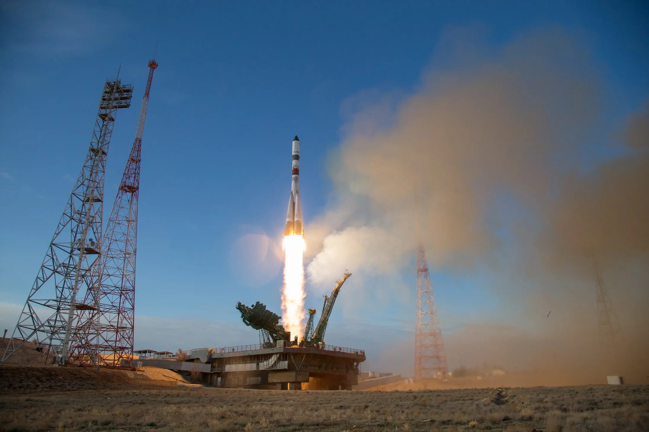 Запуск ракеты сегодня с космодрома байконур. Ракета Байконур. Роскосмос космодром Байконур. Космодром Байконур старт ракеты Союз. Союз 2.1в Роскосмос.