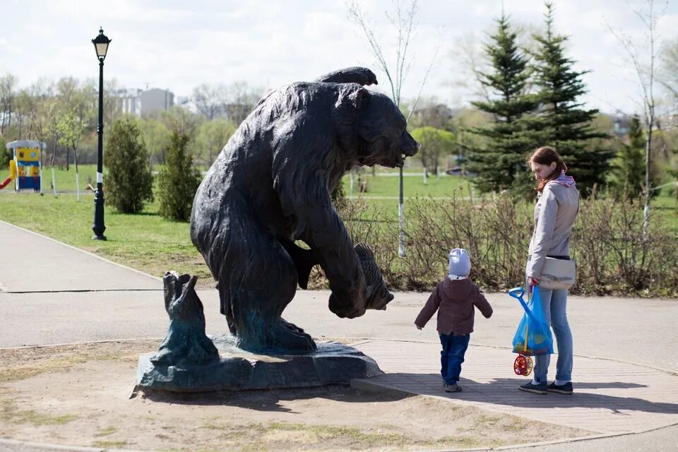 Можете сходить. Парк тысячелетия Ярославль. Парк тысячелетия Ярославль медведь. Парк 100 летия Ярославля. Ярославль парк 1000 летия медведь.