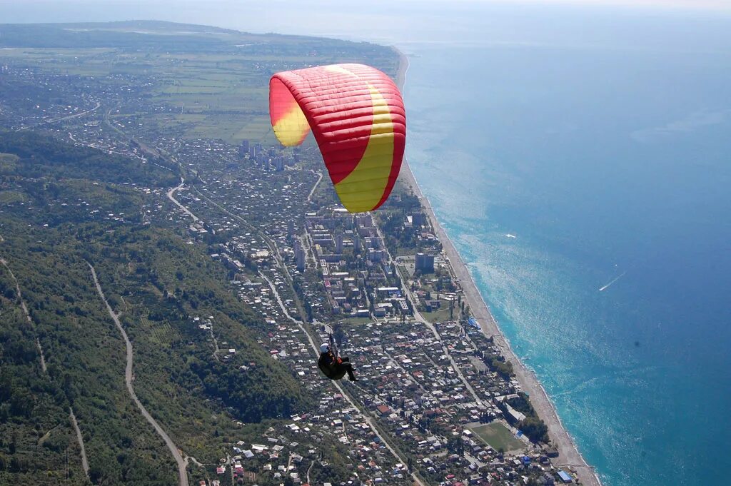 Полет на параплане гагра. Гагры полет. Параглайдинг в гагре. Гагра абхазия вид сверху. Гагра абхазия парапланы.