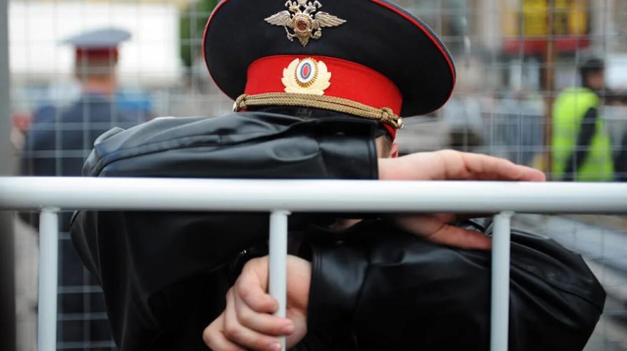 Бывших сотрудников полиции