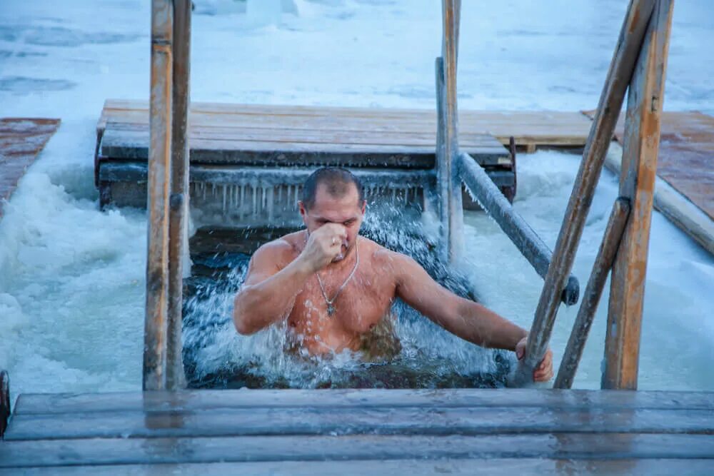 Крещенский мороз устар. Крещенские морозы логотип. Крещение прорубь. Купание в проруби. Крещенский мороз устар.