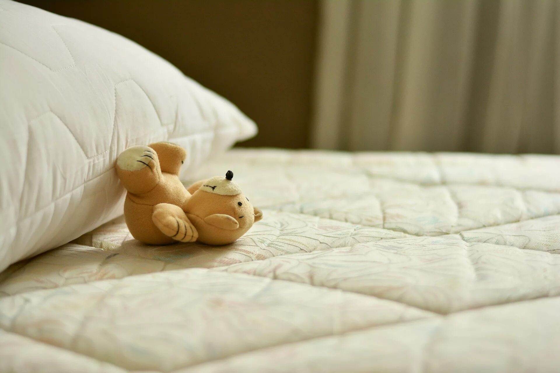 Кровать с матрасом. Игрушки в постели. Кровать игрушка. Кровать сон.