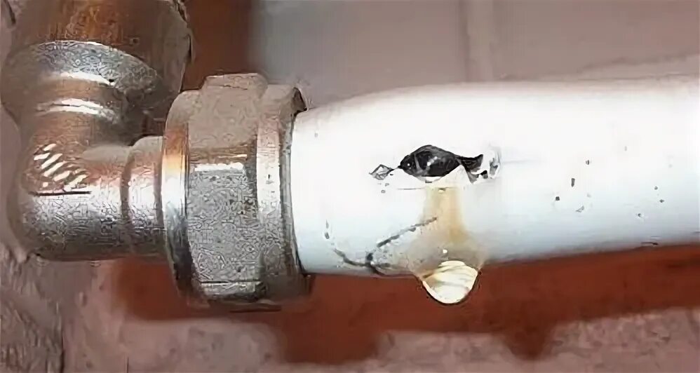 Протечки полипропиленовых труб. Обход полипропилен. Течь полипропиленовой трубы. Трубы в стену полипропилен. Протечка пластиковых труб.