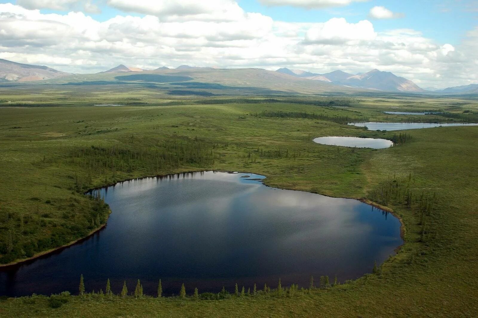 Воды тундры в россии. Термокарстовые озера Якутии. Термокарст (термокарстовое озеро. Термокарстовые котловины озера. Термокарст Ямал.