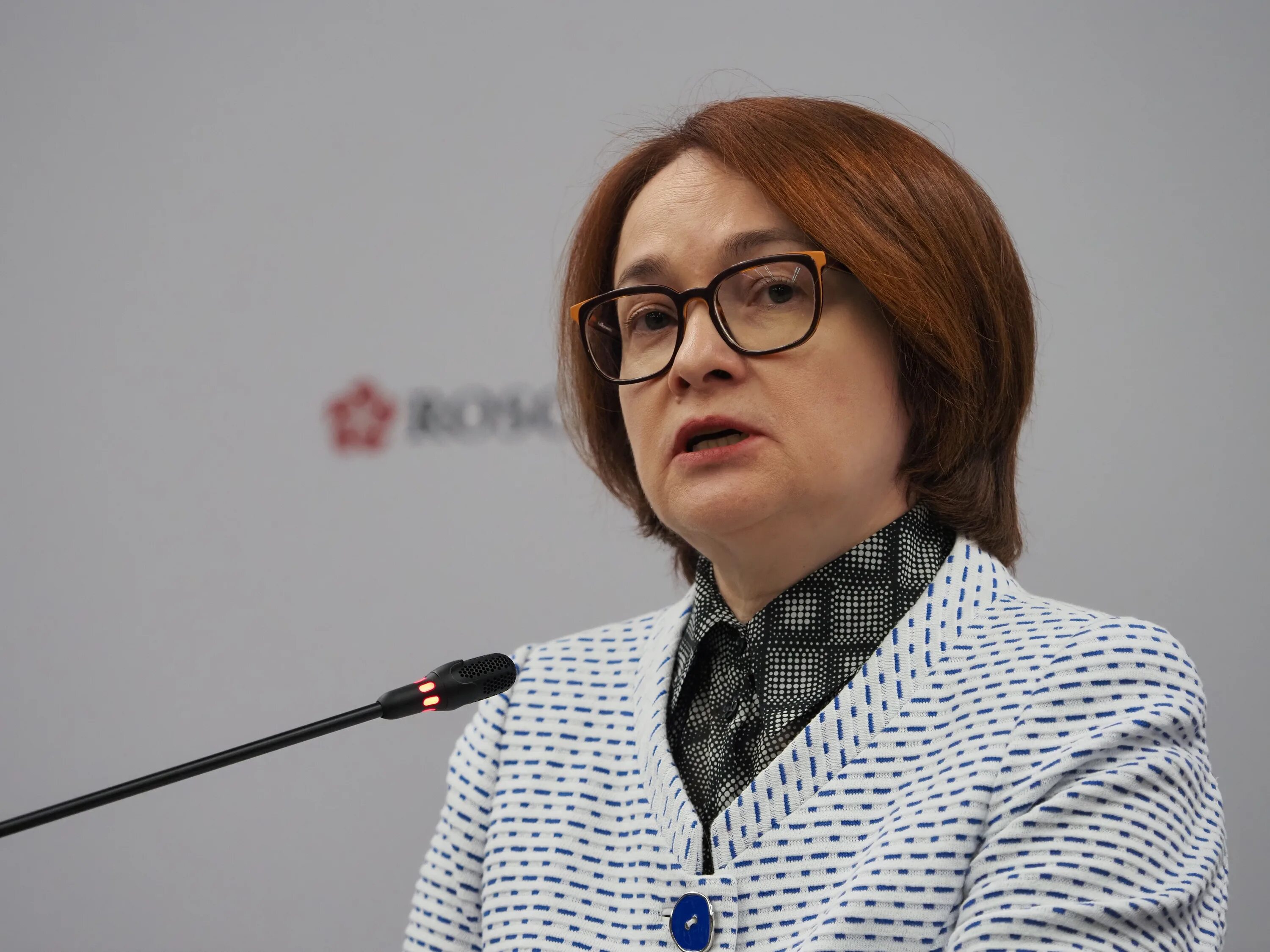 Глава цб. Глава центробанка эльвира набиуллина. эльвира набиуллина цб. эльвира набиуллина центральный банк. эльвира сахипзадовна набиуллина в черном.