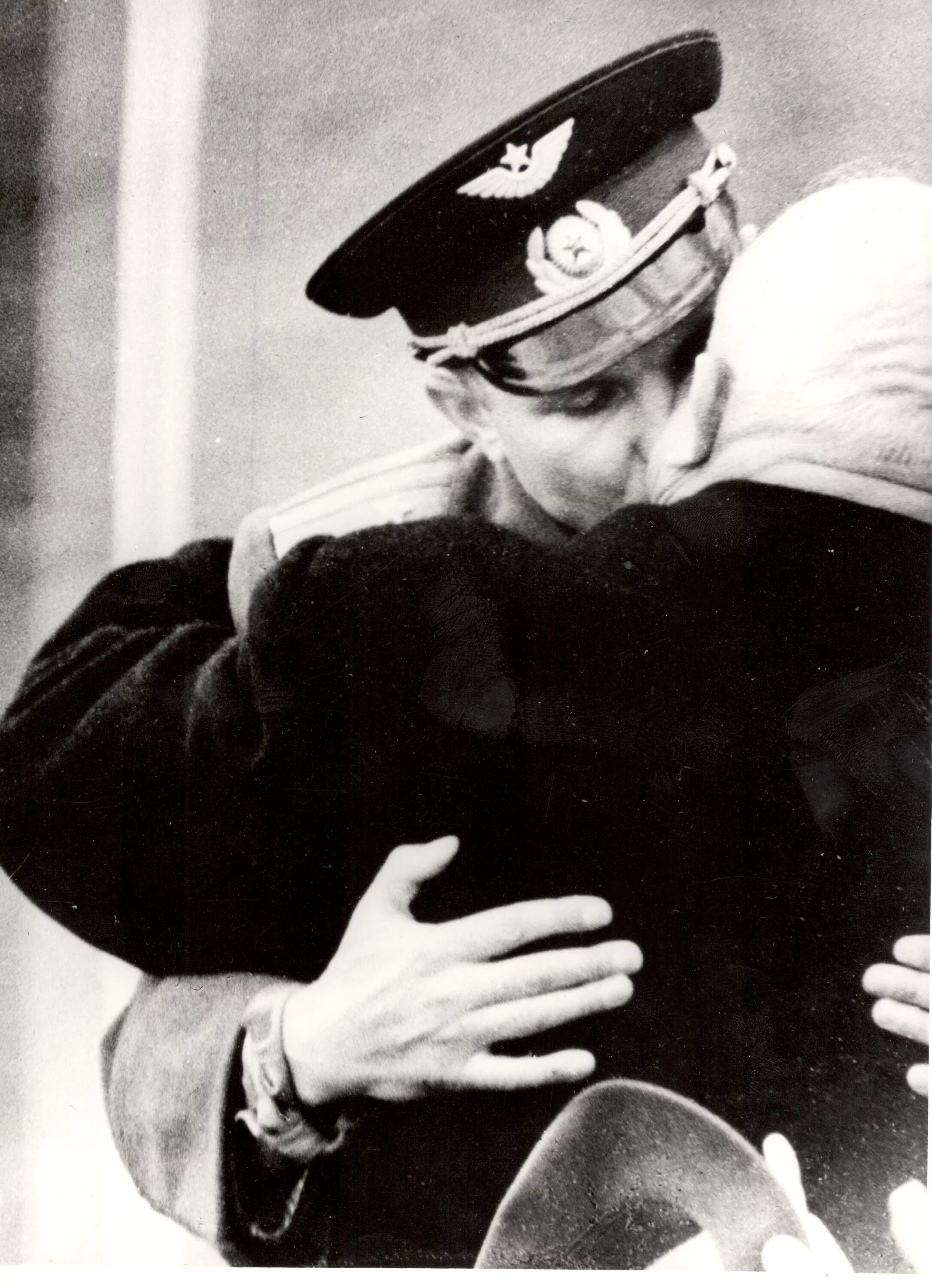 Гагарин и Хрущев. Хрущев обнял Гагарина. Хрущев и Гагарин 1961. Брежнев Гагарин Хрущев. Гагарина обнимай