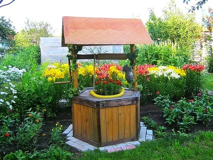 Как обыграть колодец. Украшение колодца на даче. красивый колодец на даче. декоративный колодец. декорация колодца на даче.