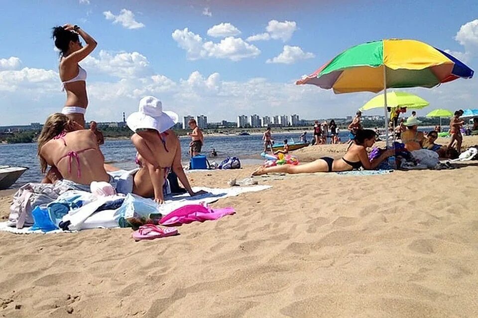 Девушка в купальнике на пляже сочи. Пляж тортуга витязево. Анапа пляж девушки. Девушки на краснодарском пляже. Сочи пляж девушки.