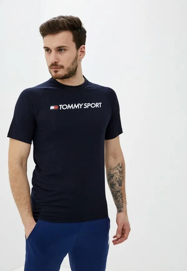 Tommy sport о бренде. Tommy sport футболка. Tommy sport что за бренд. Lamoda sport. Футболка спорт-это.